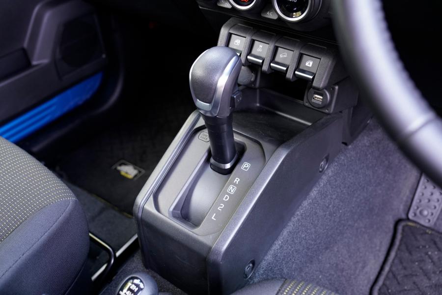 Детали интерьера Suzuki Jimny Sierra JC 2018 года  (JP) (фото 17 из 18)